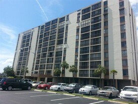 255 Dolphin Point in Clearwater, FL - Building Photo