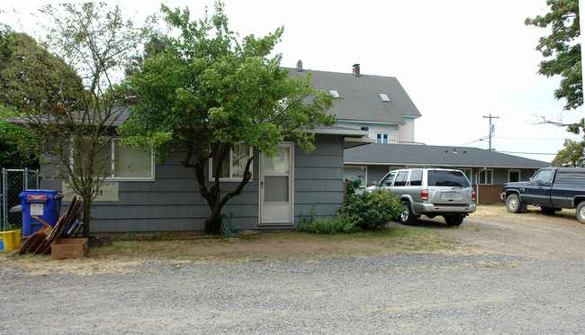 6702-6718 NE Oregon St in Portland, OR - Building Photo - Building Photo