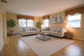 18 Strathmore Village Dr in Centereach, NY - Foto de edificio - Building Photo