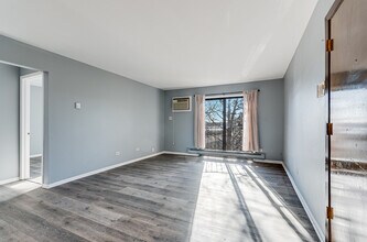 190 S Waters Edge Dr in Glendale Heights, IL - Building Photo - Building Photo