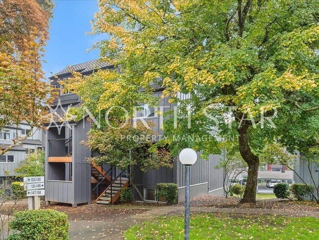 4 Touchstone Dr in Lake Oswego, OR - Building Photo - Building Photo