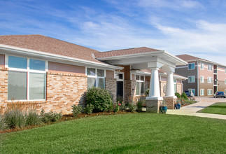 The Oaks at Lakeview in Omaha, NE - Foto de edificio - Building Photo