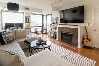 1212 N Wells St, Unit 1406 in Chicago, IL - Building Photo - Building Photo