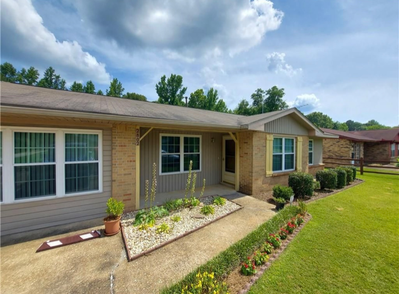 2802 Auburn St in Tuskegee, AL - Foto de edificio