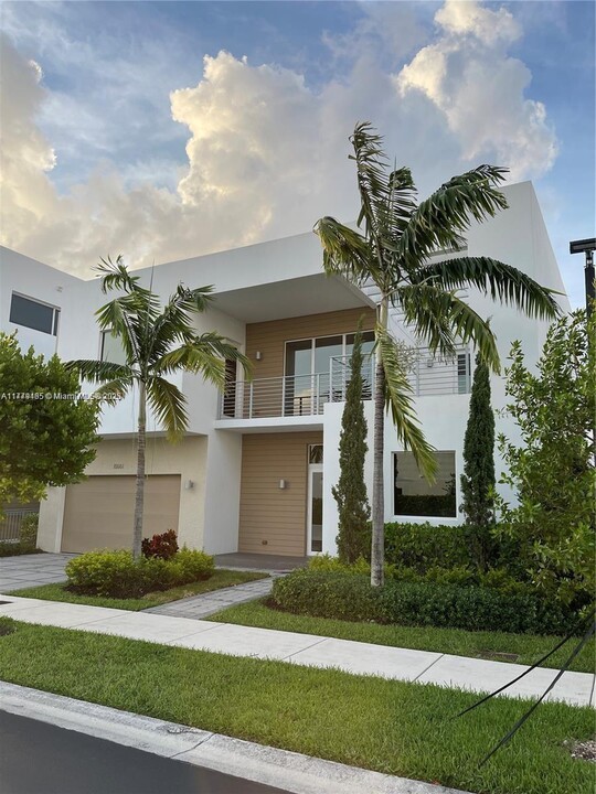 10061 NW 75th St in Doral, FL - Building Photo