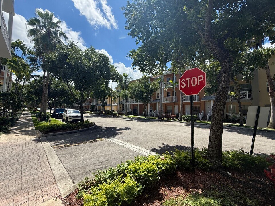 350 Olssen Ave in Fort Lauderdale, FL - Building Photo