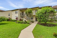 9295 Lake Park Dr, Unit 201 in Ft. Myers, FL - Foto de edificio - Building Photo