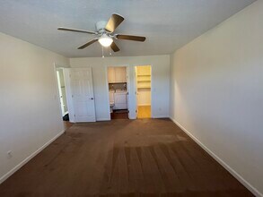 7235 Creekview Dr, Unit 12 in Cincinnati, OH - Foto de edificio - Building Photo