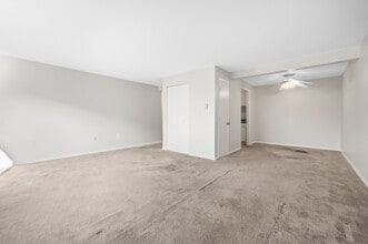 43 Olcott Dr, Unit 237 in Manchester, CT - Foto de edificio - Building Photo