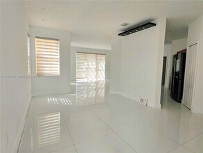 8402 NW 114th Path in Doral, FL - Building Photo - Building Photo