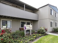 Garden Court in Salinas, CA - Foto de edificio - Building Photo