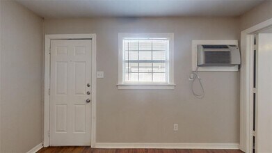 500 Foch St, Unit 7 in Bryan, TX - Foto de edificio - Building Photo