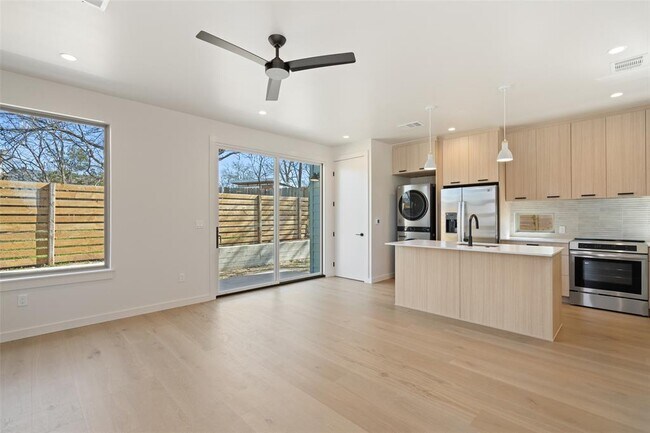 2912 Pecan Springs Rd in Austin, TX - Foto de edificio - Building Photo