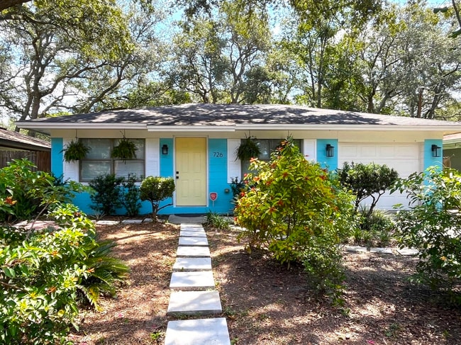 726 S 12th St in Fernandina Beach, FL - Foto de edificio - Building Photo