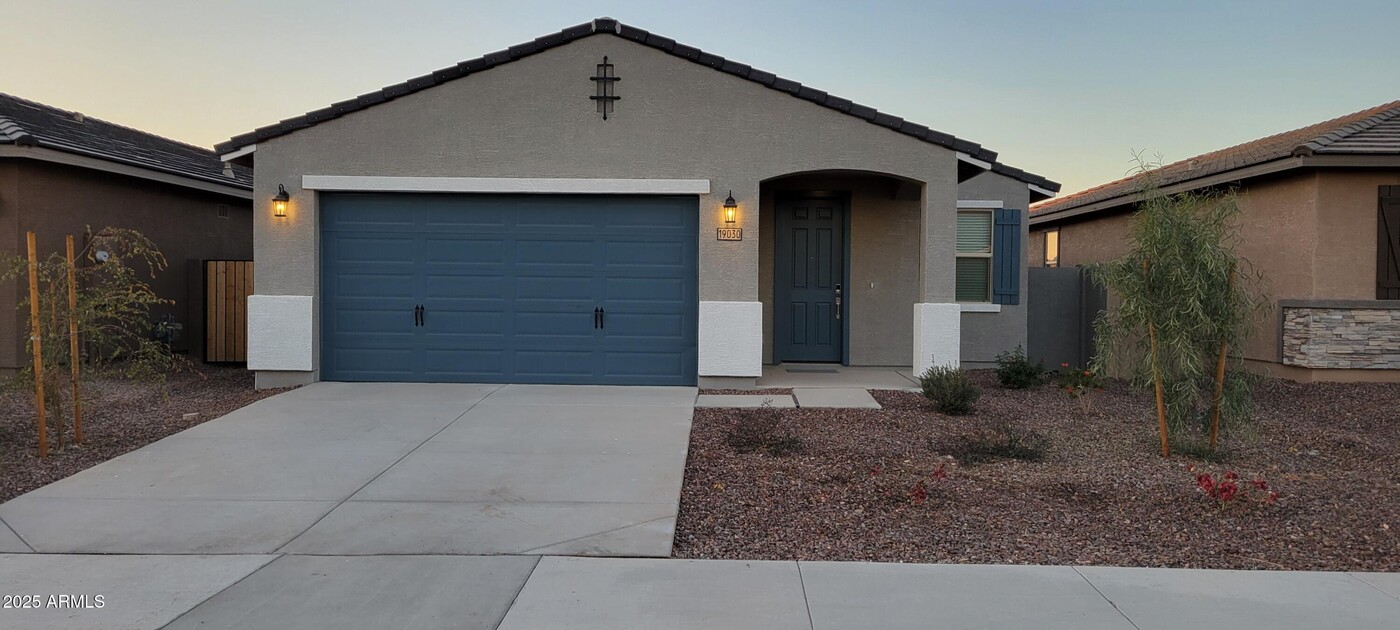 19030 N Silver Dog Way in Maricopa, AZ - Building Photo