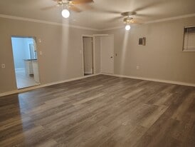 1910 Easy St in Arlington, TX - Building Photo