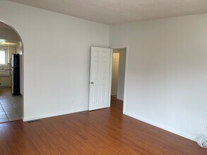 2015 Plant Ave, Unit D in Redondo Beach, CA - Foto de edificio - Building Photo