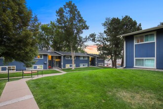 Broadridge Flats and Townhomes in Littleton, CO - Building Photo - Building Photo