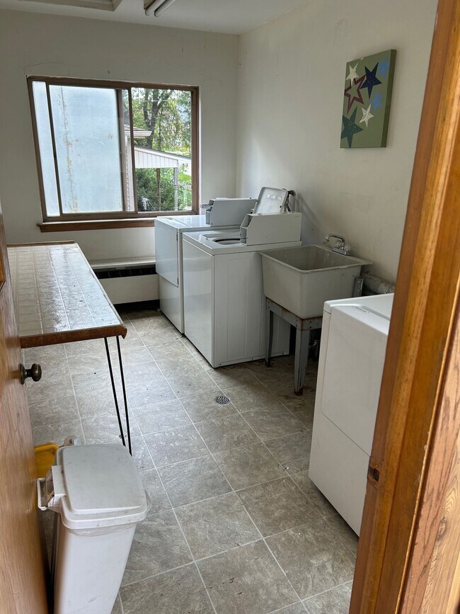 405 N East Ave. (16 Unit) in Waukesha, WI - Foto de edificio - Building Photo