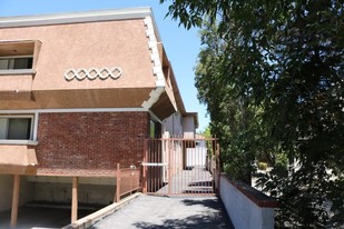 11147 Huston St in North Hollywood, CA - Foto de edificio - Building Photo