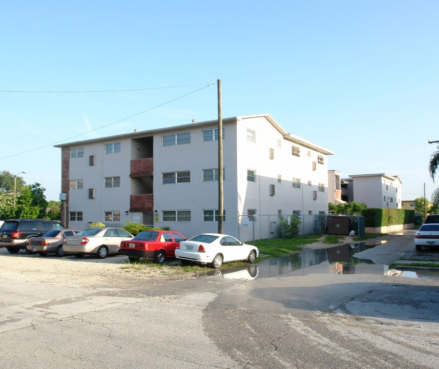 16851 NE 18th Ave in Miami, FL - Building Photo