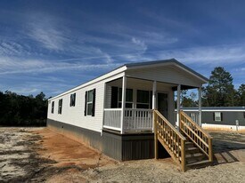 141 Donatello Rd in Defuniak Springs, FL - Building Photo