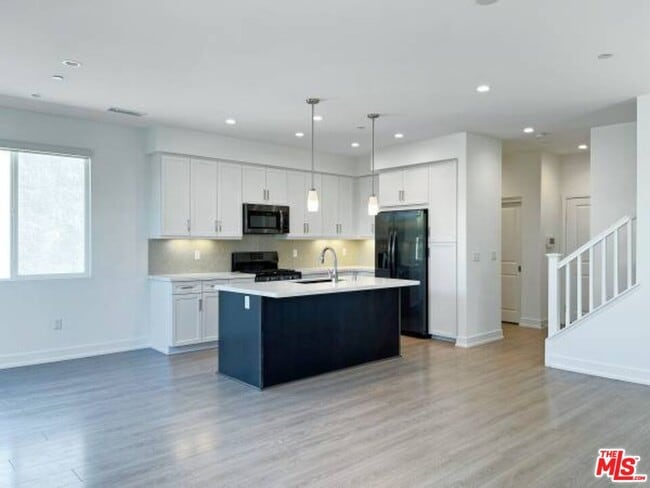 7105 Tampa Ave in Los Angeles, CA - Building Photo - Building Photo