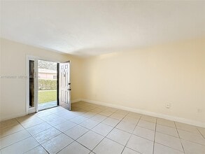 2335 NE 172nd St in North Miami Beach, FL - Foto de edificio - Building Photo