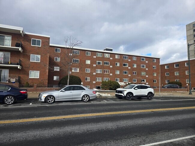 502 Beach St, Unit #405 in Revere, MA - Foto de edificio - Building Photo