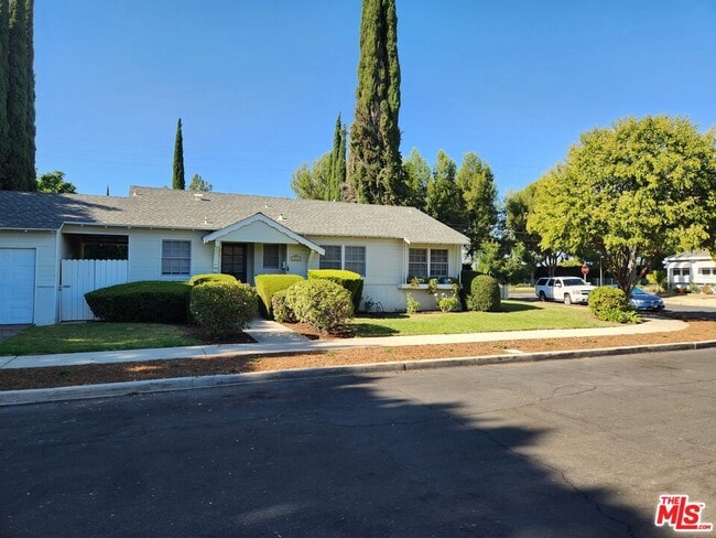 19229 Aetna St in Los Angeles, CA - Building Photo - Building Photo