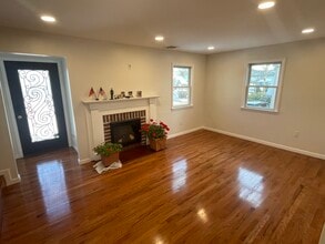 576 John St in Teaneck, NJ - Foto de edificio - Building Photo