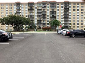 4174 Inverrary Dr in Lauderhill, FL - Foto de edificio - Building Photo