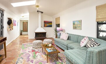 2861 Agua Fria St in Santa Fe, NM - Foto de edificio - Building Photo