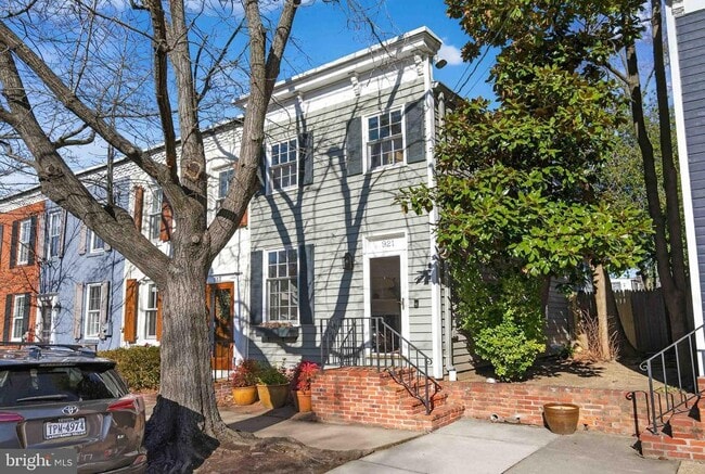 property at 921 Oronoco St