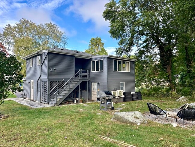 36 Tuxis Rd in Madison, CT - Building Photo - Building Photo