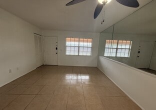1100 E Caroline St in Tavares, FL - Foto de edificio - Building Photo