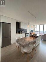 101 Charles St E in Toronto, ON - Building Photo