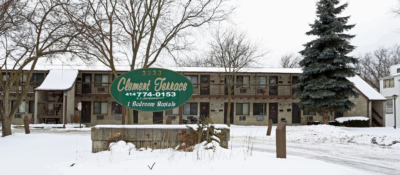 Clement Terrace in Milwaukee, WI - Building Photo