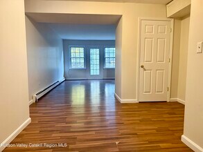 16 Huguenot St in New Paltz, NY - Building Photo - Building Photo