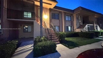 227 Lakeview Dr in Weston, FL - Building Photo