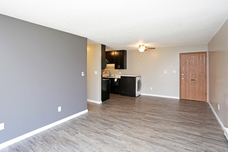 Woodland Place Apartments in West Des Moines, IA - Building Photo - Interior Photo