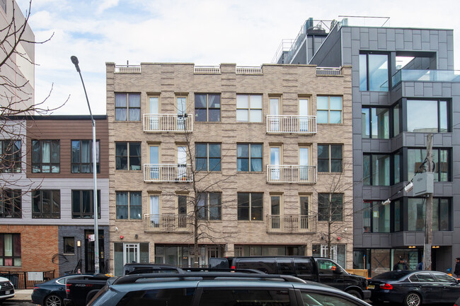 28 Fayette St in Brooklyn, NY - Foto de edificio - Building Photo