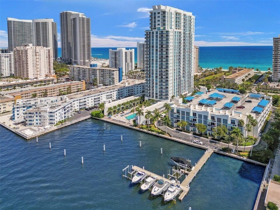 1945 S Ocean Dr in Hallandale Beach, FL - Building Photo