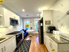 326 Chelsea St, Unit 1 in Boston, MA - Building Photo