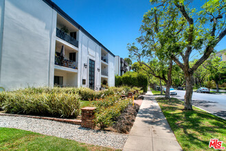 416 N Oakhurst Dr in Beverly Hills, CA - Building Photo - Building Photo