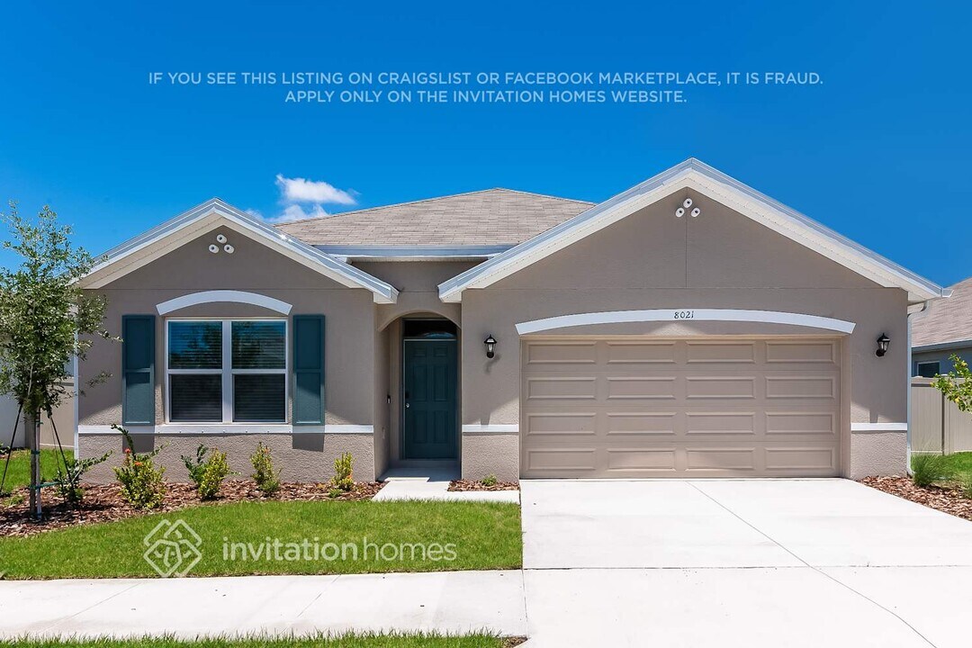 8021 Majestic Palms Ct in Venice, FL - Building Photo