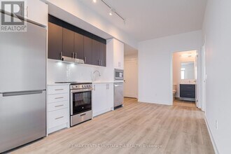 5105 Hurontario St in Mississauga, ON - Building Photo - Building Photo