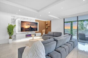 468 Golden Isles Dr in Hallandale Beach, FL - Building Photo