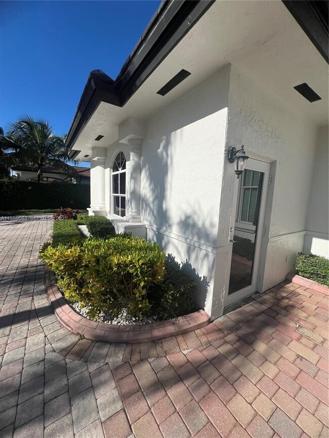 105 NW 123rd Ave in Miami, FL - Foto de edificio - Building Photo