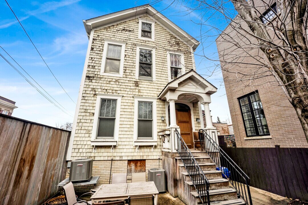 1028 W Wolfram St in Chicago, IL - Building Photo